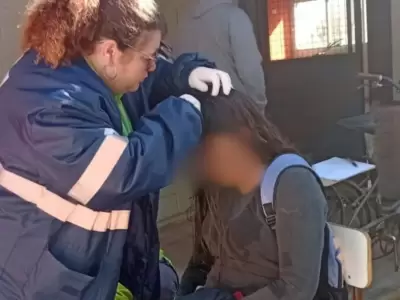 Una madre entr a la Escuela 16 de Junn y golpe a una estudiante con una cadena