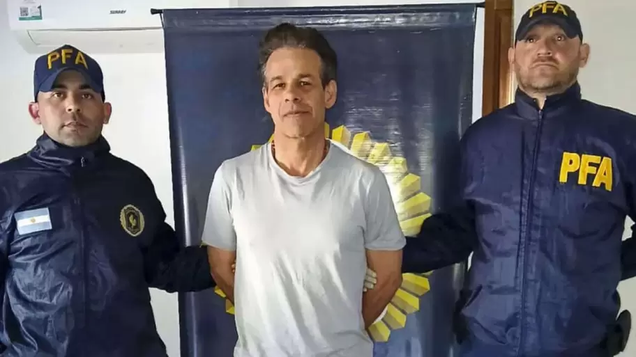 Fred Machado clav media sonrisa para tal vez aminorar la carga de la extradicin a Estados Unidos