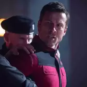 "El sobreviviente": Glen Powell corre por su vida en una nueva distopía explosiva que escribió Stephen King