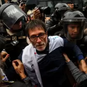 Tensin y represin en la marcha de jubilados: la vergonzosa detencin del Padre Paco