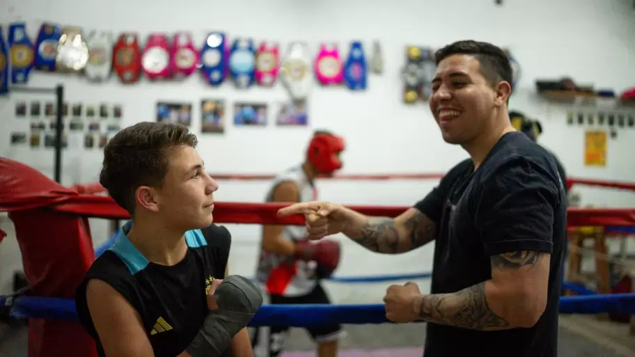 Lo invitó a boxear y terminó formando una familia: la historia de Alejandro Cardona y "Choclo"
