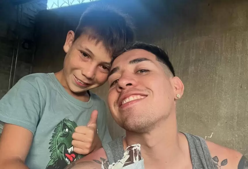 Danilo había crecido en un hogar atravesado por la adicción y el abandono. Ahora disfruta la vida junto a Alejandro