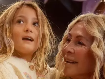 Mila Yankelevich en los brazos de su abuela Cris Morena.