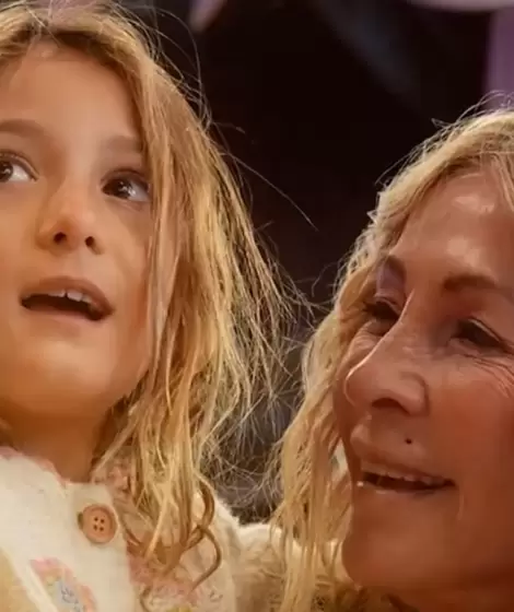Mila Yankelevich en los brazos de su abuela Cris Morena.