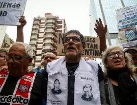 Padre Paco en la marcha de jubilados
