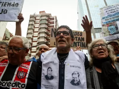 Padre Paco en la marcha de jubilados