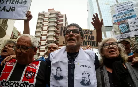 Padre Paco en la marcha de jubilados