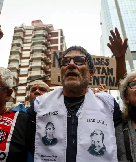 Padre Paco en la marcha de jubilados