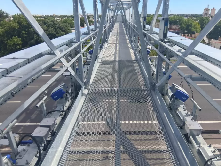 Los prticos del sistema freeflow que utiliza AUSA son un complejo entramado de cmaras que detecta casi en su totalidad a los vehculos que pasan.