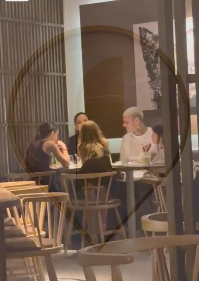 La China, Mauro y las chicas cenando en familia