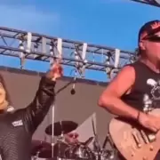 La venganza de La Renga: subieron a un enano disfrazado de Milei durante Panic Show