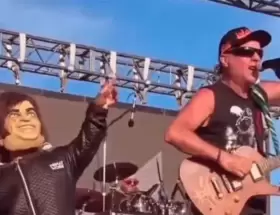 La Renga subi a una persona de talla baja al show para imitar a Javier Milei.