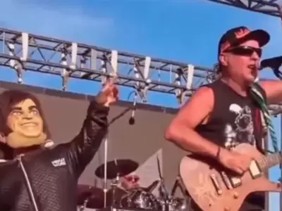 La Renga subi a una persona de talla baja al show para imitar a Javier Milei.