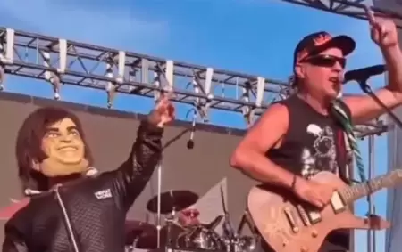 La Renga subi a una persona de talla baja al show para imitar a Javier Milei.