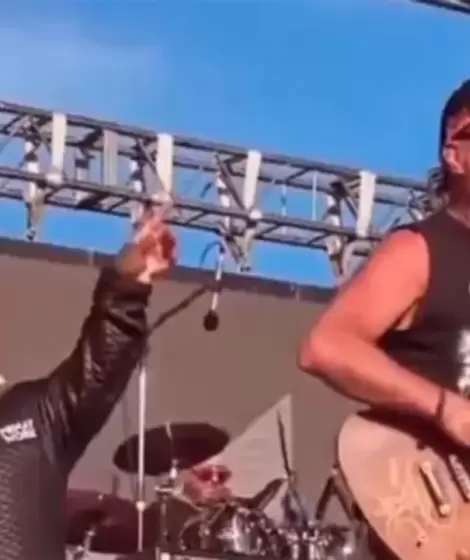 La Renga subi a una persona de talla baja al show para imitar a Javier Milei.