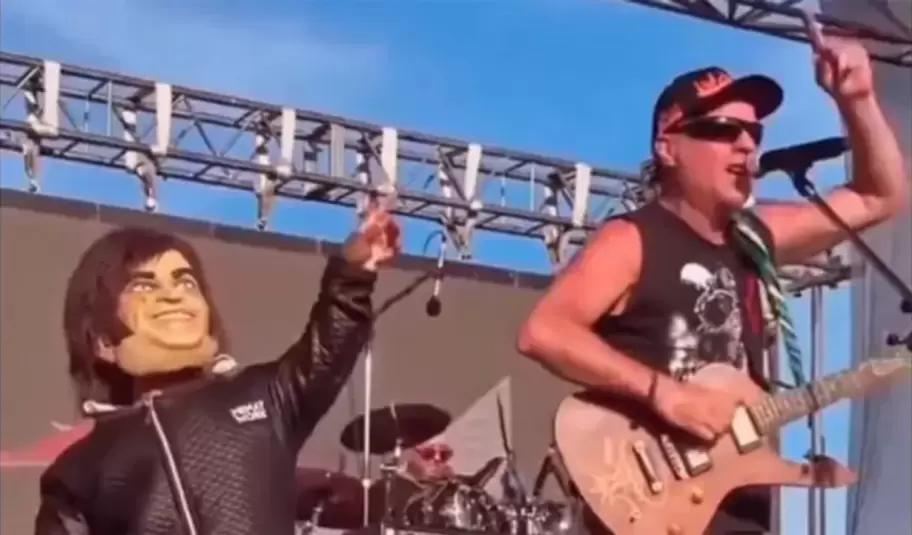 La Renga subió a una persona de talla baja al show para imitar a Javier Milei.