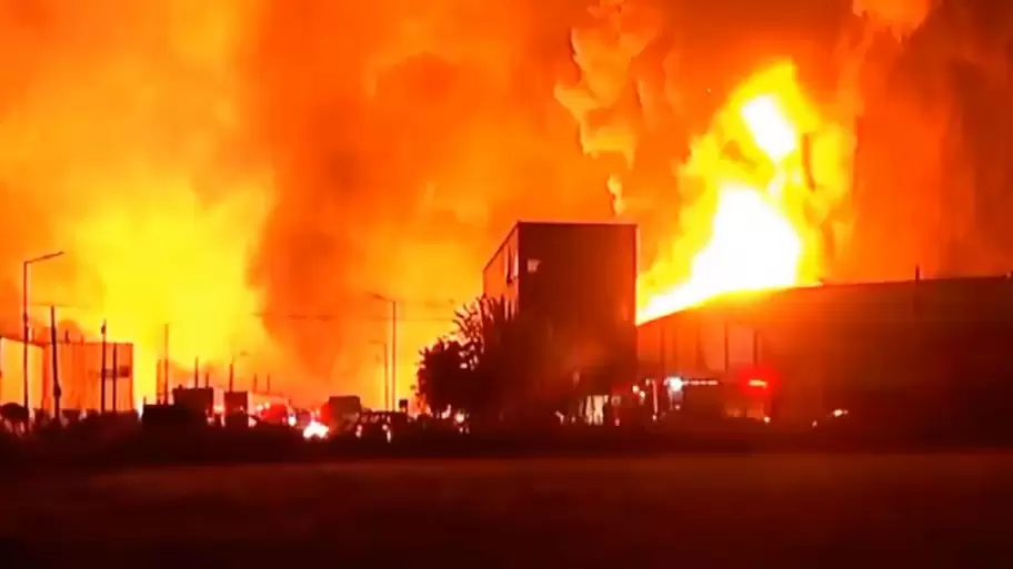 Las llamas avanzaron con rapidez el viernes por la noche en el incendio que se generó en el Polígono Industrial Spegazzini.