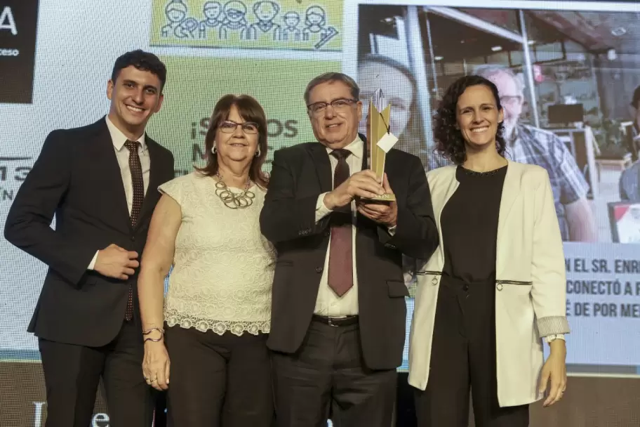 Julio Haro de El Limón S.R.L. y su familia recibiendo uno de los cuatro premios Eikon con los que conmemoraron a su empresa.