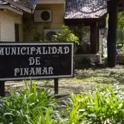 Escándalo en Pinamar: la jefa de Tesorería del municipio filmada mientras guardaba fajos de dinero en su cartera