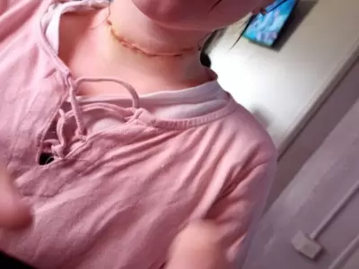 La menor con la herida en el cuello an cicatrizndose.