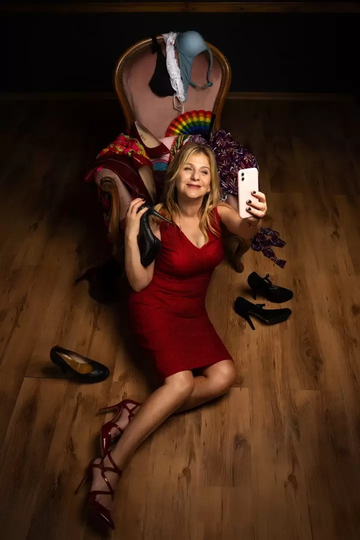 Emilia Mazer se anima al humor en clave de stand up con "Las de siempre, un chat de amigas".