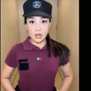 Así son los videos eróticos que publicó una mujer policía con el uniforme reglamentario: "Indecorosa"