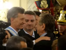Franco saluda a su hijo Mauricio Macri el d�a de su asunci�n como presidente de la Naci�n.