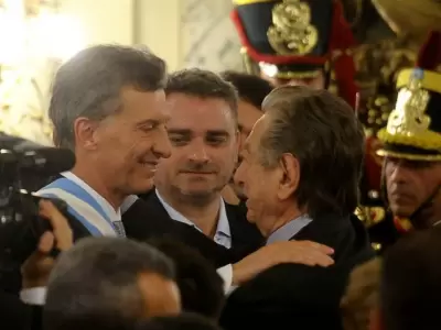 Franco saluda a su hijo Mauricio Macri el da de su asuncin como presidente de la Nacin.