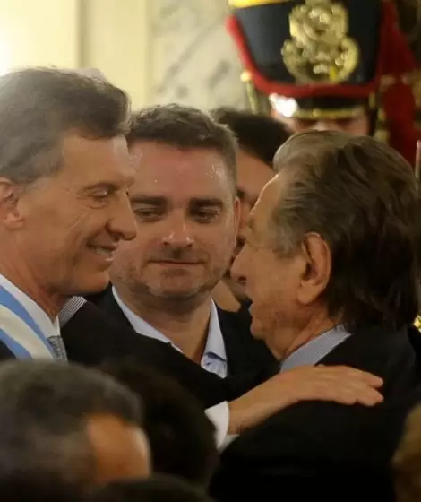 Franco saluda a su hijo Mauricio Macri el d�a de su asunci�n como presidente de la Naci�n.