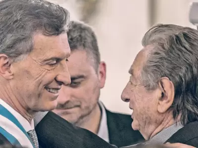 Franco saluda a su hijo Mauricio Macri el da de su asuncin como presidente de la Nacin.