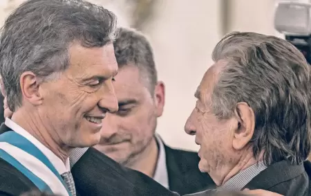 Franco saluda a su hijo Mauricio Macri el d�a de su asunci�n como presidente de la Naci�n.