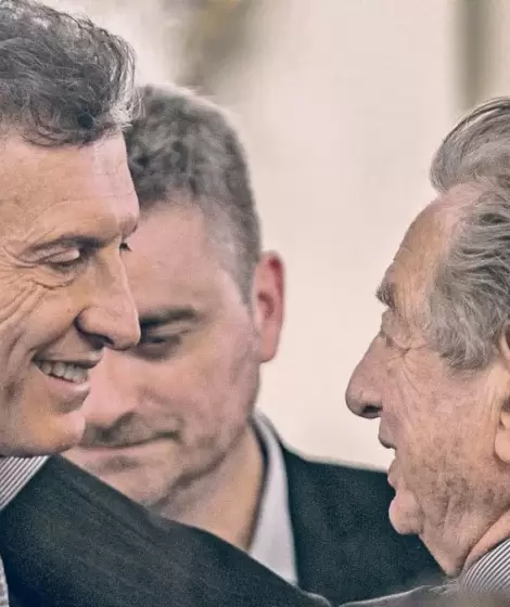 Franco saluda a su hijo Mauricio Macri el da de su asuncin como presidente de la Nacin.