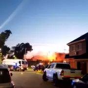 Furia en la madrugada: un incendio arrasó dos fábricas en Lomas de Zamora y dejó a una vecina sin hogar