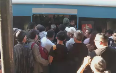 Caos, demoras y tensi�n en el Tren Sarmiento