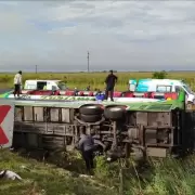 Tragedia en la Ruta 2: un micro volcó rumbo a Mar del Plata dejando un saldo de dos muertos y heridos graves
