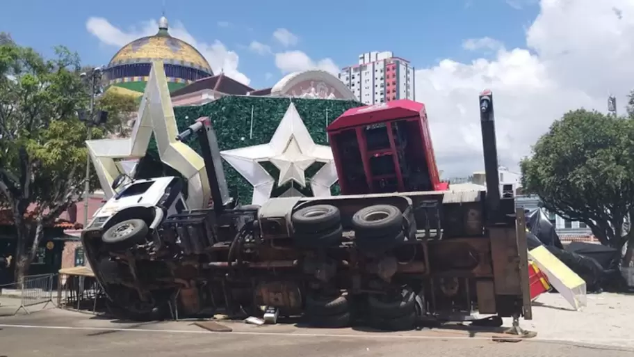 La estructura de un árbol de Navidad se desplomó sobre los trabajadores mientras un camión-grúa intentaba levantarla