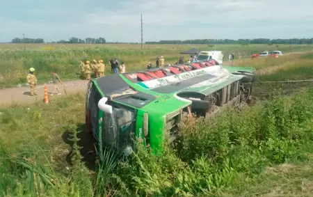 As� qued� el micro que volc� en la Ruta 2 en la que iba tambi�n el cura Francisco "Paco" Olveira