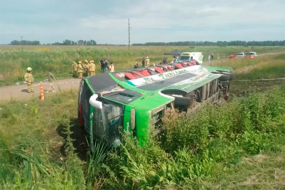 As qued el micro que volc en la Ruta 2 en la que iba tambin el cura Francisco "Paco" Olveira