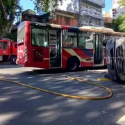 Caos, vidrios rotos y gritos: un choque brutal entre un colectivo y una camioneta dej 16 heridos y escenas de desesperacin