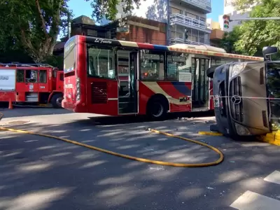 Un choque brutal entre un colectivo y una camioneta dej 16 heridos