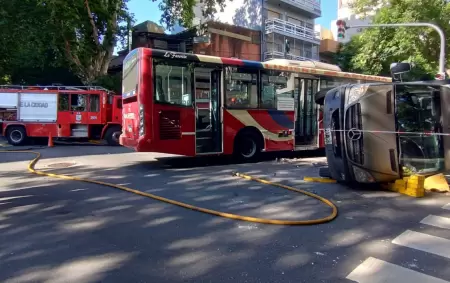 Un choque brutal entre un colectivo y una camioneta dej 16 heridos