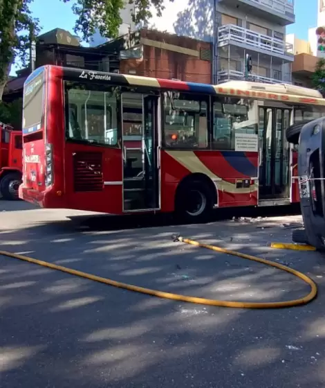 Un choque brutal entre un colectivo y una camioneta dej 16 heridos