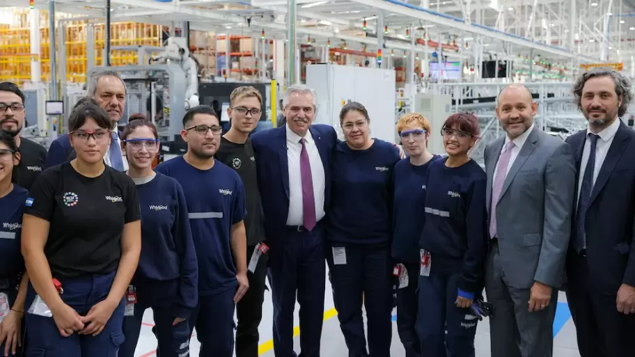 Alberto Fernndez junto a los trabajadores de la planta de Whirlpool de Pilar durante una recorrida en junio de 2003.