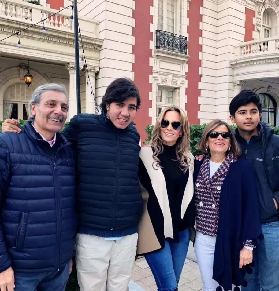 Ricardo junto a Ivn y la familia completa