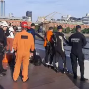 Amanecer trágico en Puerto Madero: hallan muerto al hombre que se arrojó desde el Puente de la Mujer