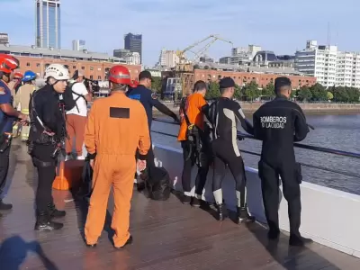 Un hombre se arroj desde el Puente de la Mujer