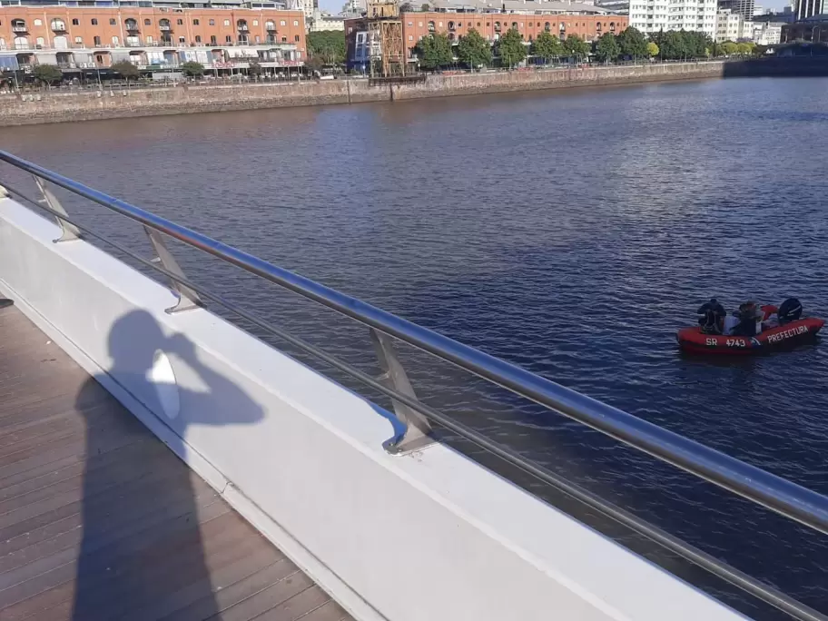 Un hombre se arrojó desde el Puente de la Mujer