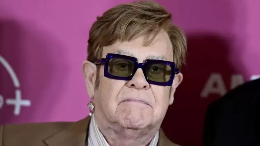 Elton John cont que perdi la visin de su ojo derecho tras una infeccin