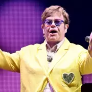 Elton John y la infección ocular que transformó su vida para siempre