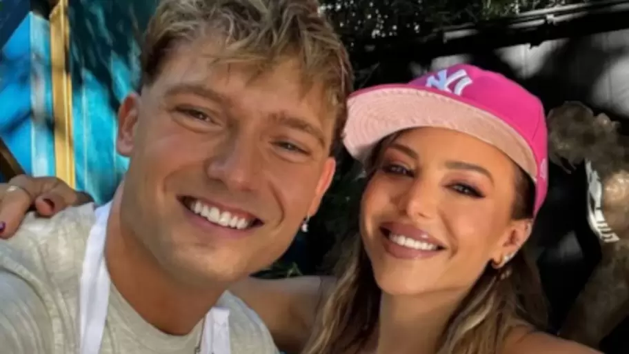 La modelo y el youtuber fueron grabados a los besos en un club nocturno